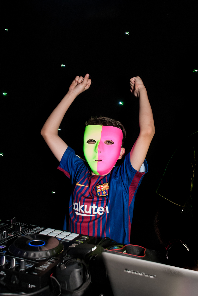 O DJ continua animando a festa no Buffet Planeta Kids, aniversário de Gustavo 10 anos, tema da festa Barcelona