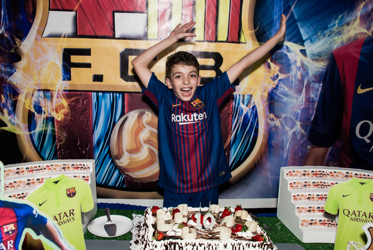 hora de cantar o parabéns no Buffet Planeta Kids, aniversário de Gustavo 10 anos, tema da festa Barcelona