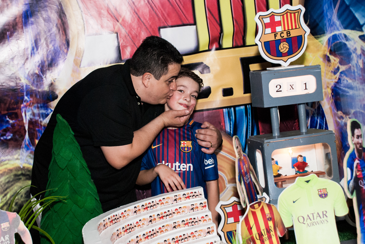 ganhando beijinho do pai no Buffet Planeta Kids, aniversário de Gustavo 10 anos, tema da festa Barcelona