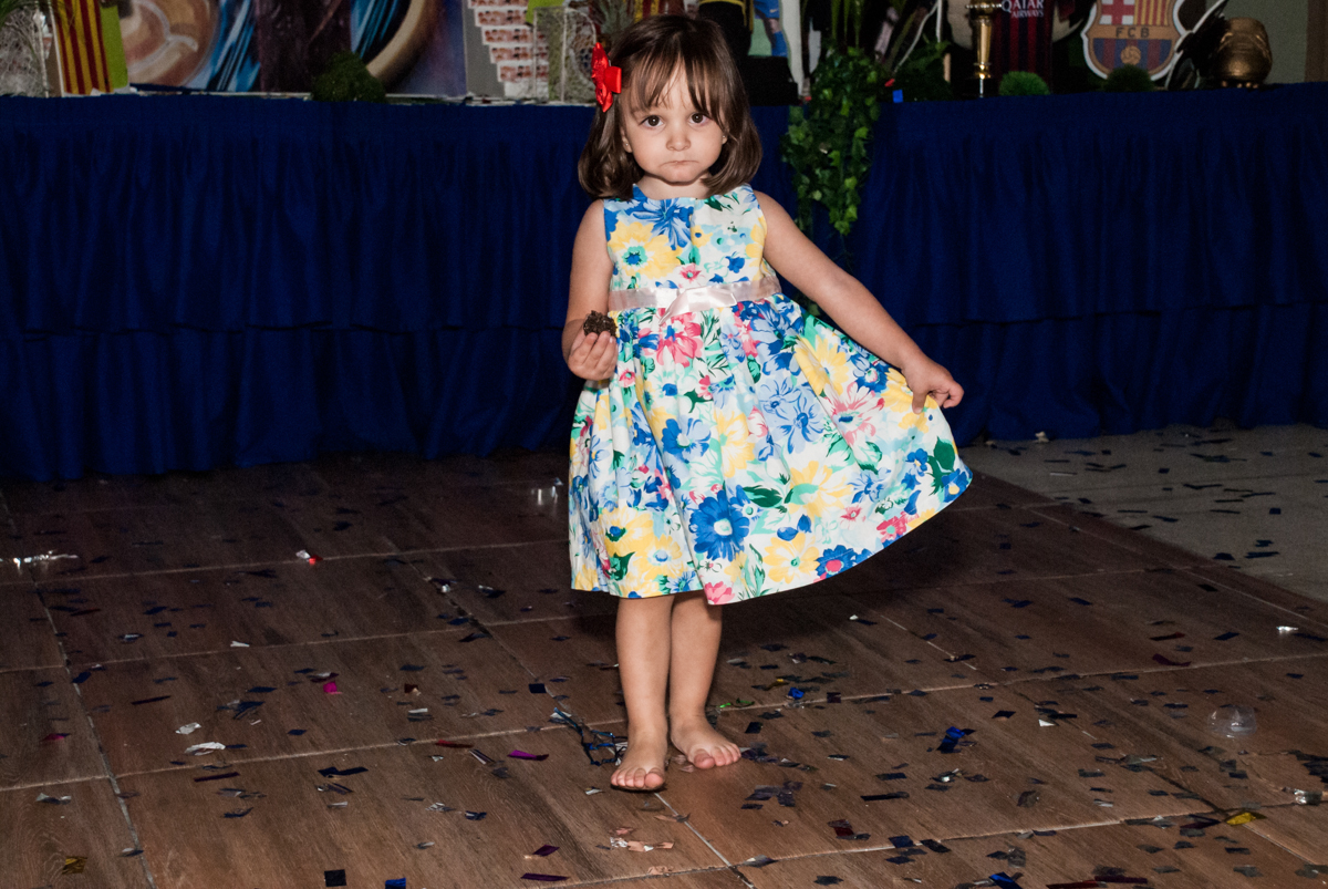 dançando pelo salão no Buffet Planeta Kids, aniversário de Gustavo 10 anos, tema da festa Barcelona