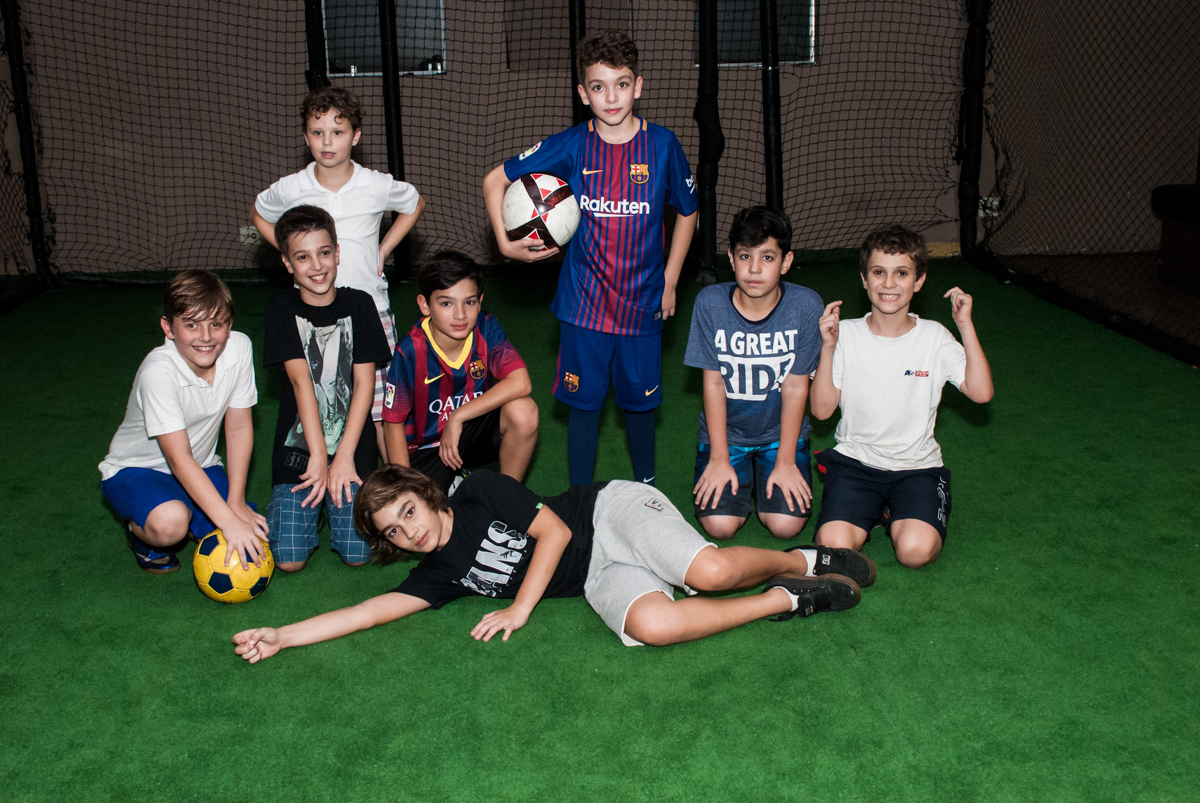 foto de final da festa no no Buffet Planeta Kids, aniversário de Gustavo 10 anos, tema da festa Barcelona