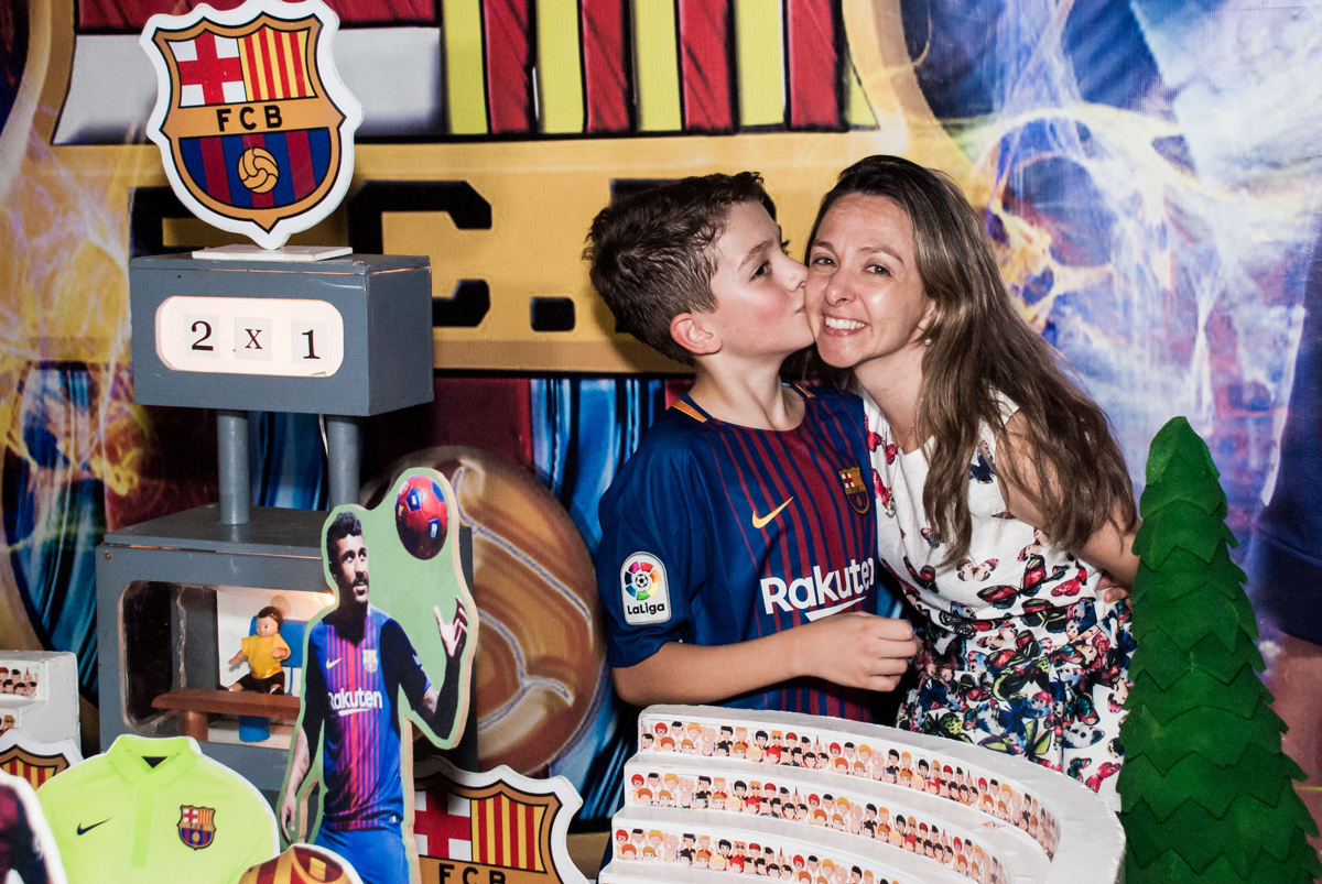 beijando a mãe no Buffet Planeta Kids, aniversário de Gustavo 10 anos, tema da festa Barcelona