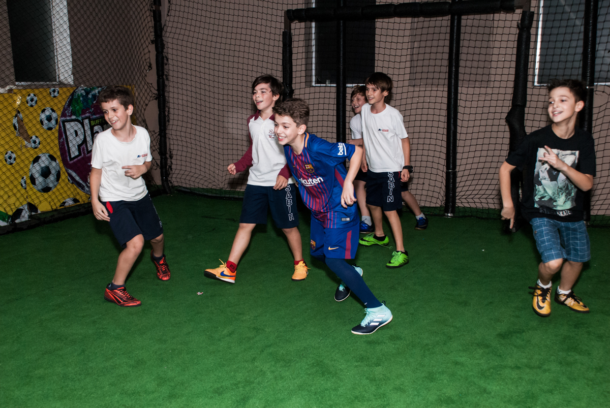 fazendo gol no jogo de futebol no Buffet Planeta Kids, aniversário de Gustavo 10 anos, tema da festa Barcelona