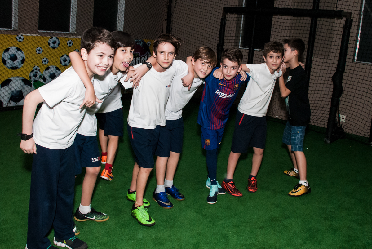 foto dos jogadores no Buffet Planeta Kids, aniversário de Gustavo 10 anos, tema da festa Barcelona