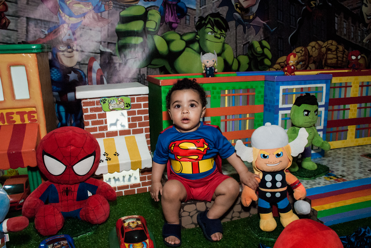 foto do aniversariante na mesa decorada no buffet Zezé e Lelé, aniversário de Otávio 1 ano, tema da festa heróis baby
