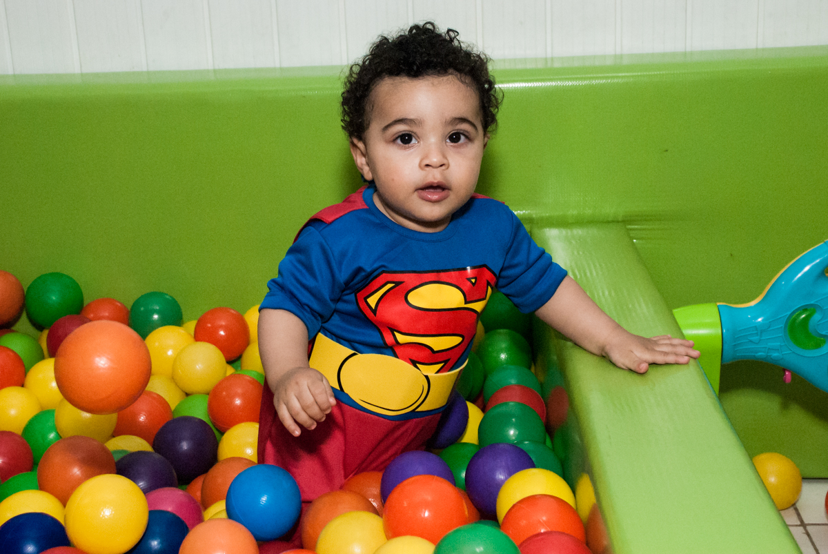 aniversariante brinca na piscina de bolinhas no buffet Zezé e Lelé, aniversário de Otávio 1 ano, tema da festa heróis baby