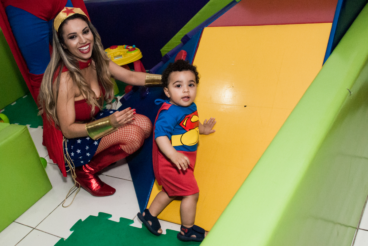 brincando na área baby no buffet Zezé e Lelé, aniversário de Otávio 1 ano, tema da festa heróis baby