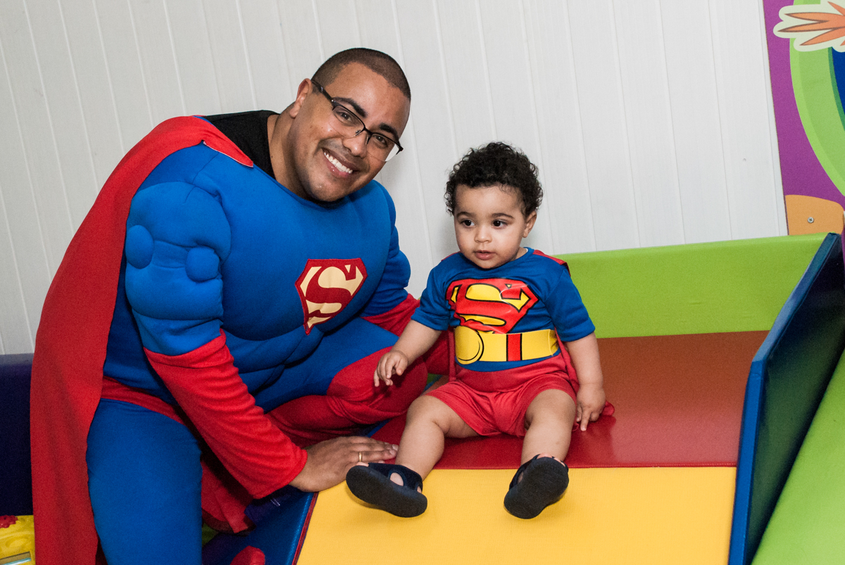 pai e filho brincam na área baby no buffet Zezé e Lelé, aniversário de Otávio 1 ano, tema da festa heróis baby