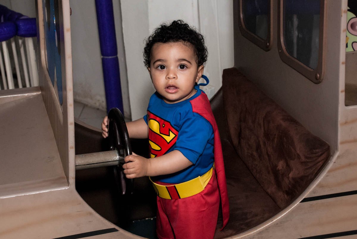 dirigindo o carrinho de madeira no buffet Zezé e Lelé, aniversário de Otávio 1 ano, tema da festa heróis baby
