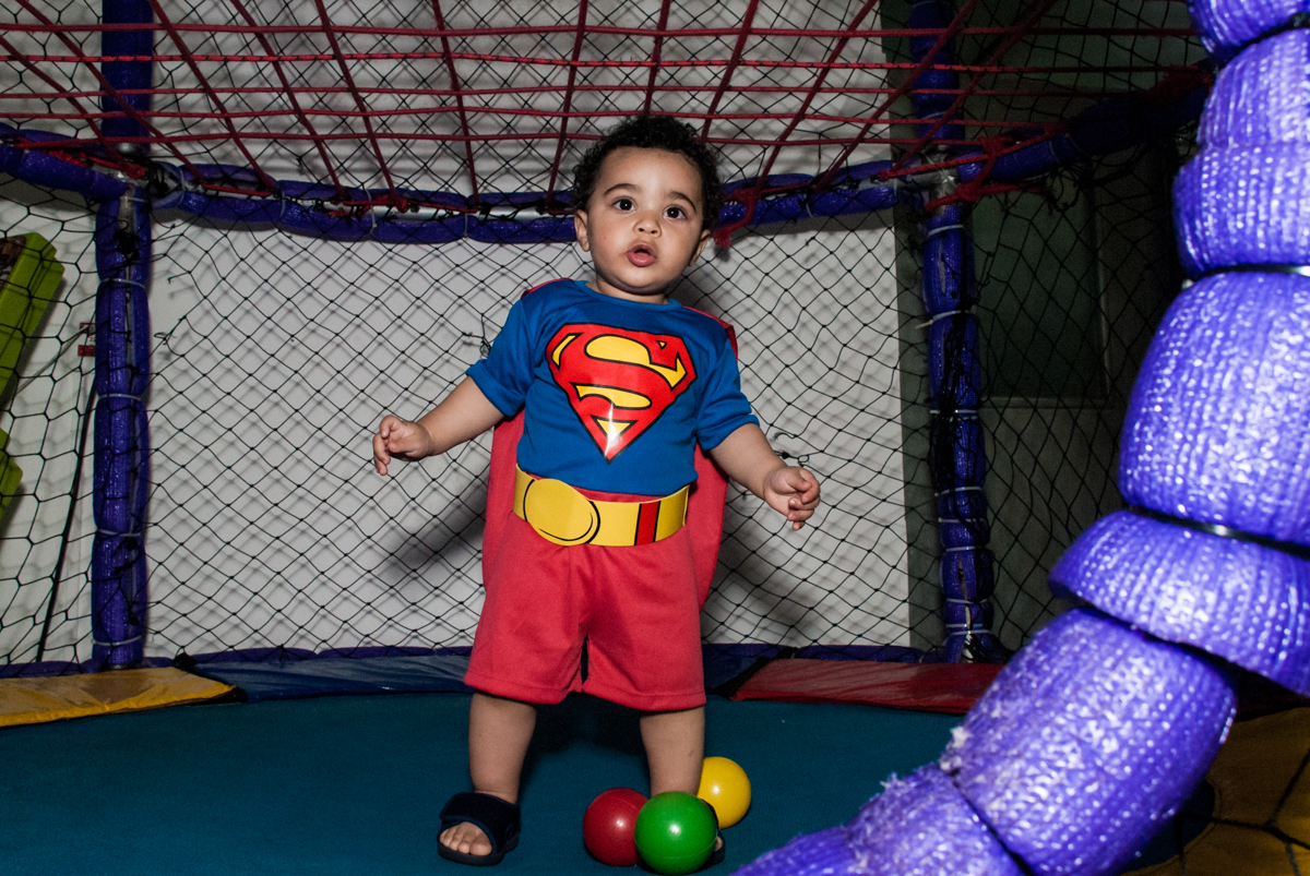 brincando na cama elástica no buffet Zezé e Lelé, aniversário de Otávio 1 ano, tema da festa heróis baby