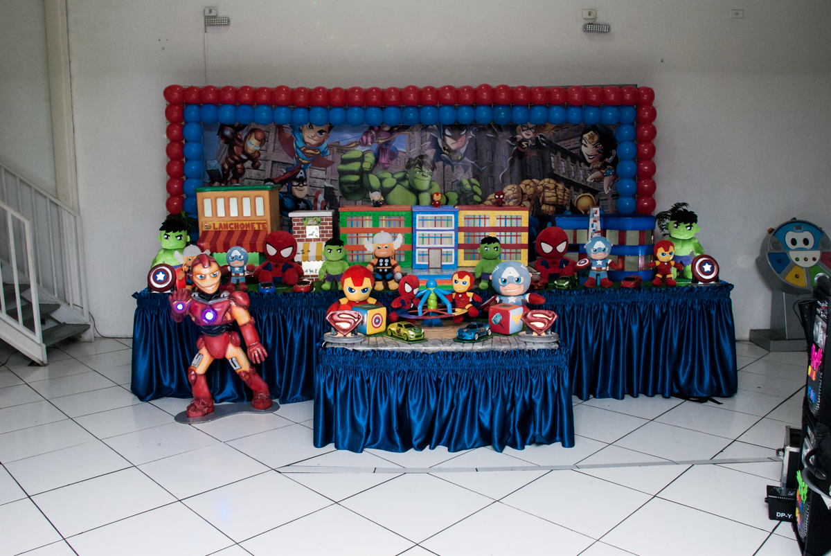 mesa decorada no buffet Zezé e Lelé, aniversário de Otávio 1 ano, tema da festa heróis baby