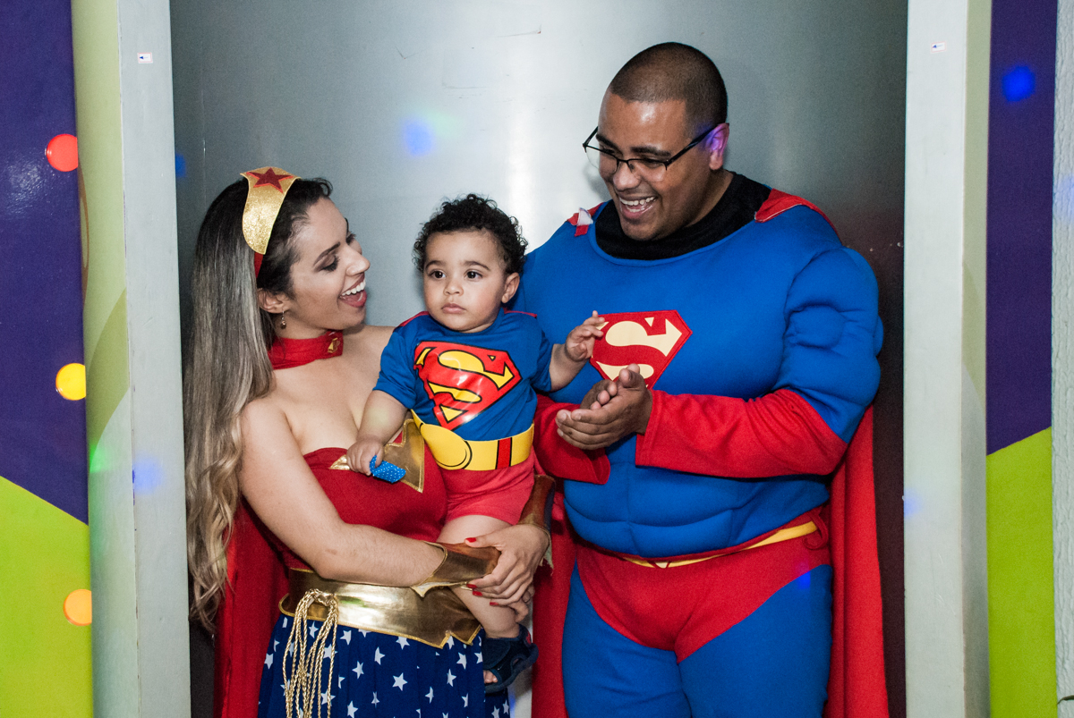 chegou a hora do parabéns no buffet Zezé e Lelé, aniversário de Otávio 1 ano, tema da festa heróis baby