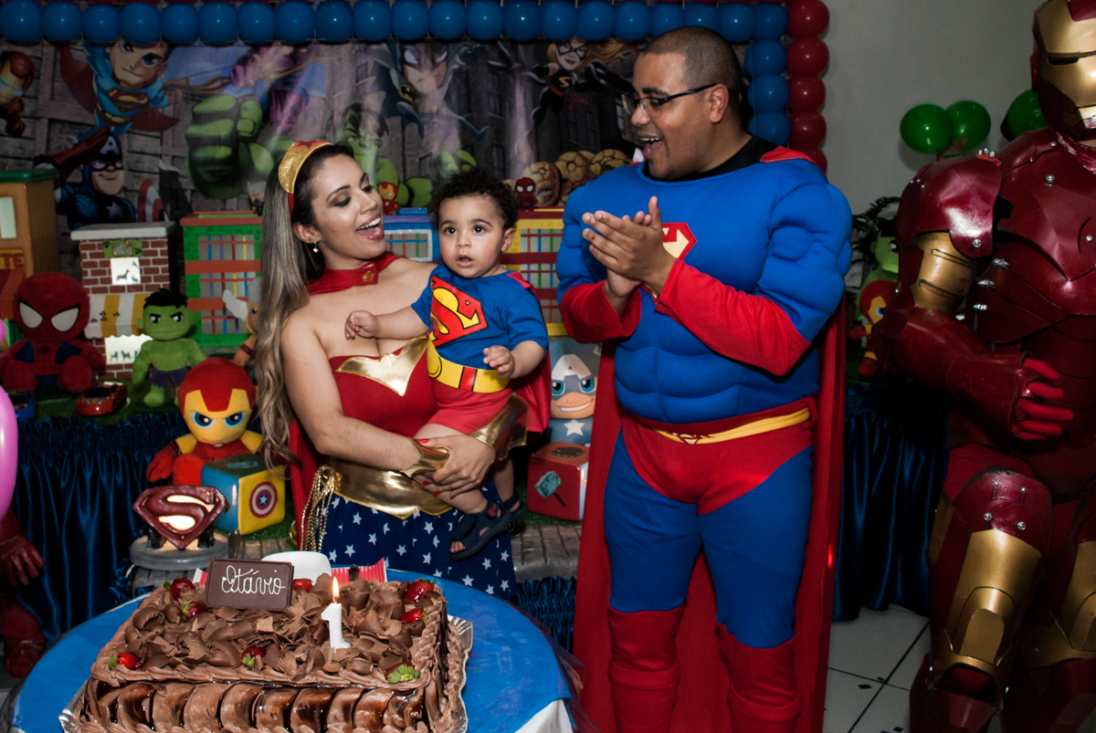 cantando parabéns no buffet Zezé e Lelé, aniversário de Otávio 1 ano, tema da festa heróis baby
