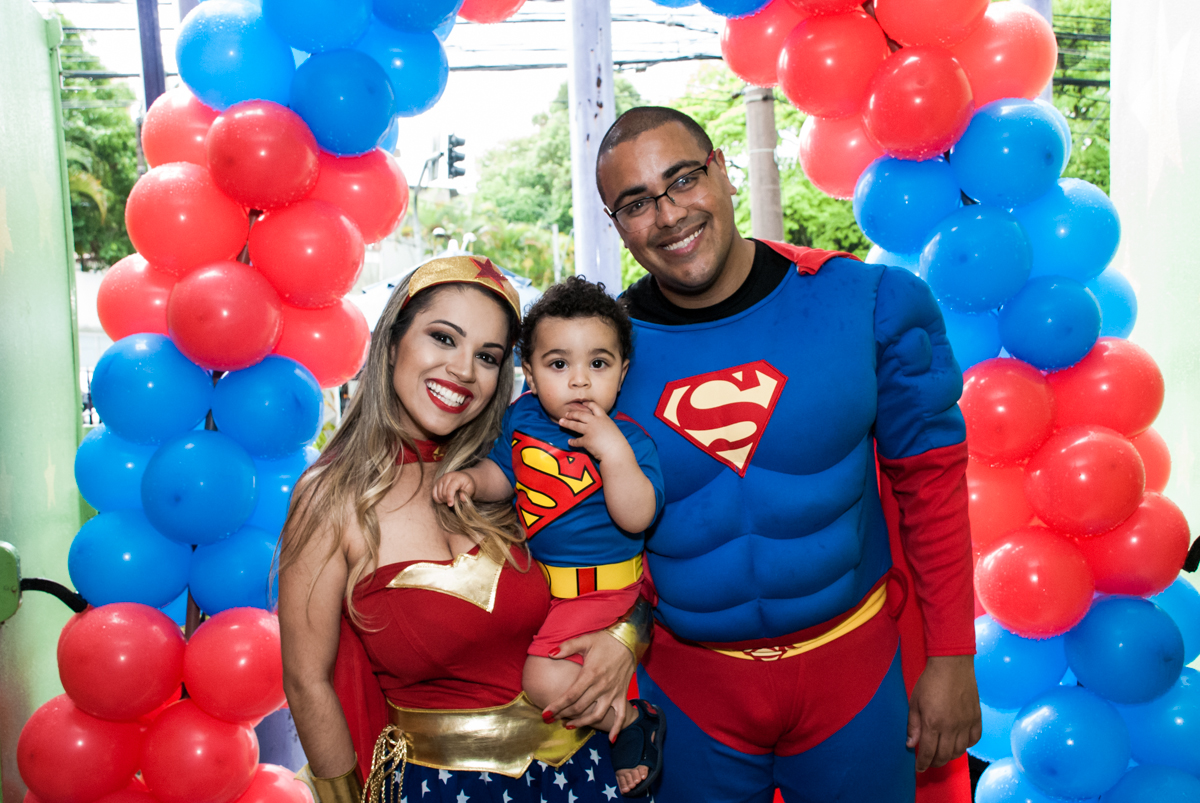 fotos feita embaixo do arco de bexigas no buffet Zezé e Lelé, aniversário de Otávio 1 ano, tema da festa heróis baby