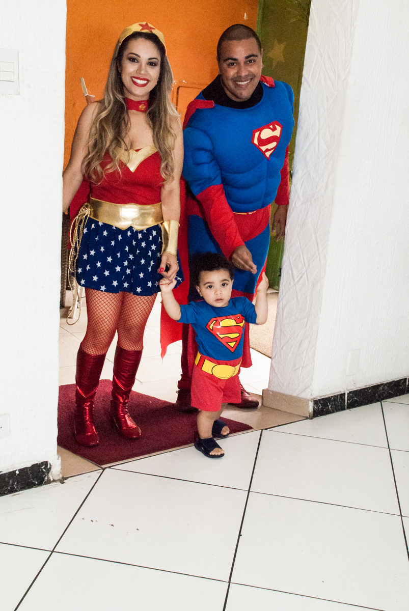 entrada da família para a festa no buffet Zezé e Lelé, aniversário de Otávio 1 ano, tema da festa heróis baby