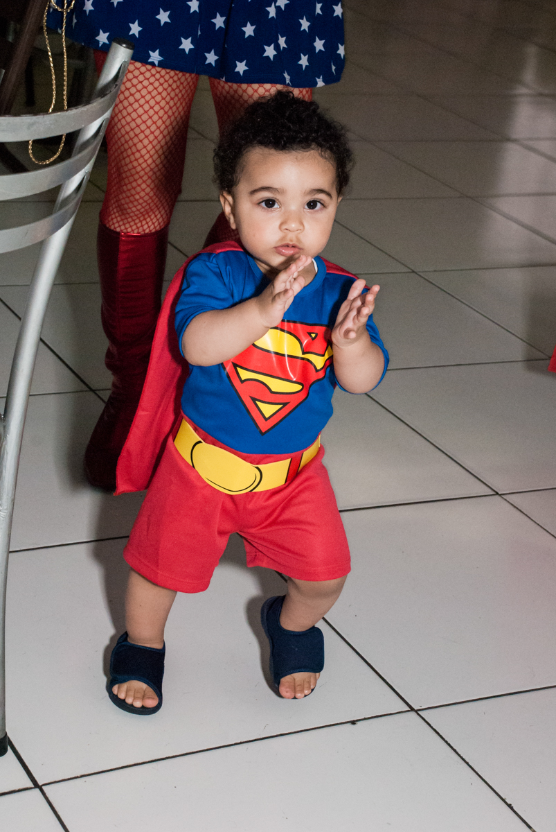 aniversariante entra sozinho em sua festa no buffet Zezé e Lelé, aniversário de Otávio 1 ano, tema da festa heróis baby