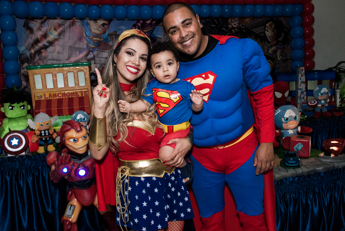 fotografia da família na mesa decorada no buffet Zezé e Lelé, aniversário de Otávio 1 ano, tema da festa heróis baby