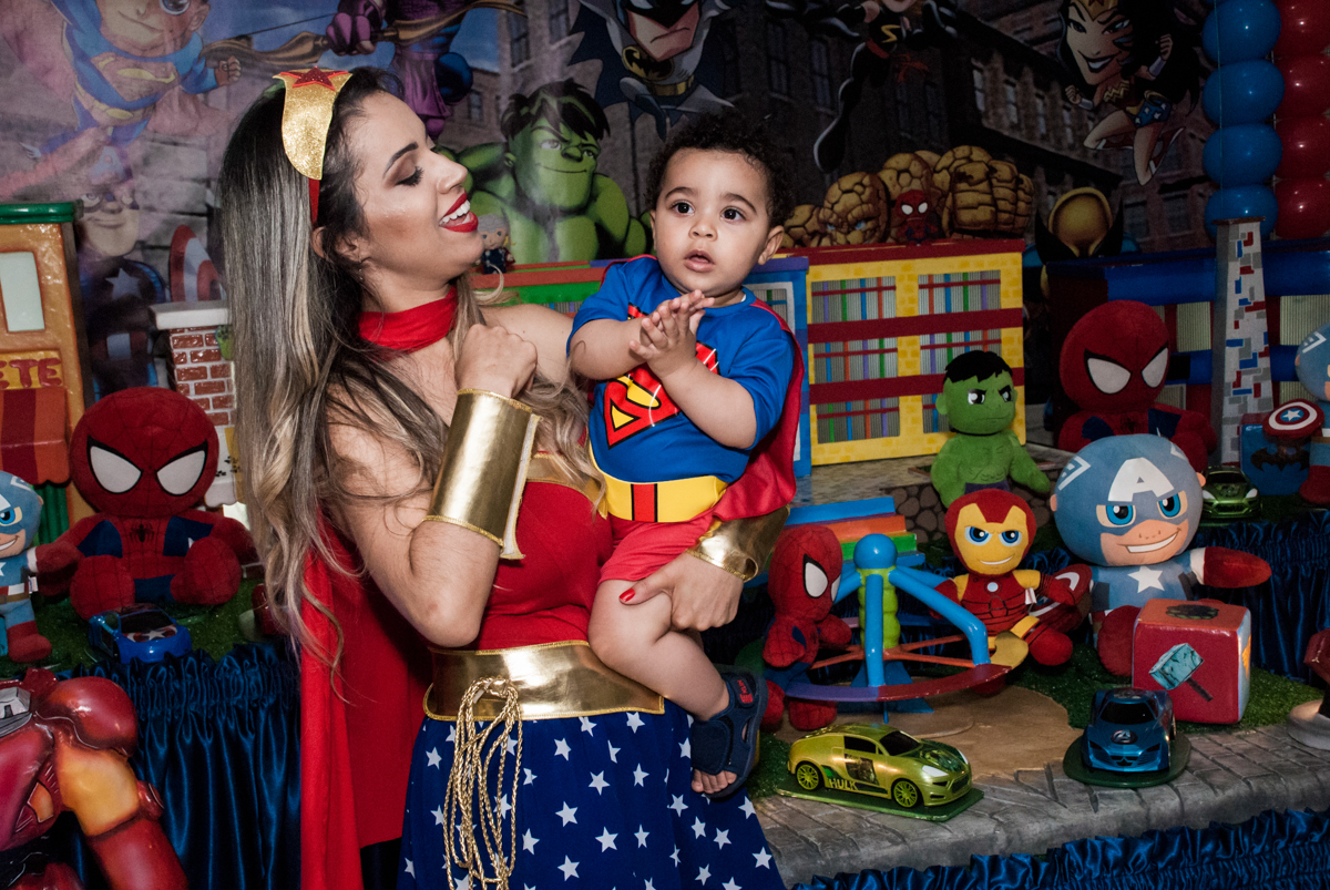 foto mãe e filho no buffet Zezé e Lelé, aniversário de Otávio 1 ano, tema da festa heróis baby