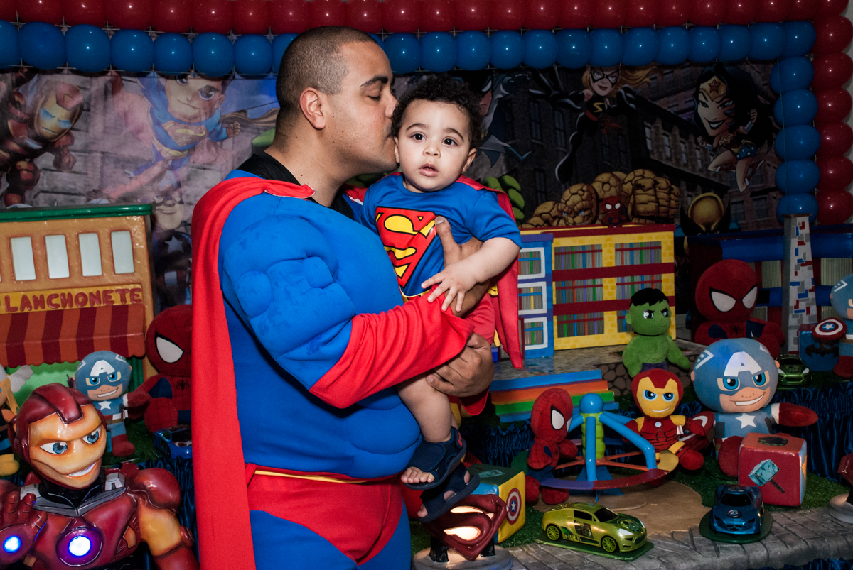 foto pai e filho no buffet Zezé e Lelé, aniversário de Otávio 1 ano, tema da festa heróis baby