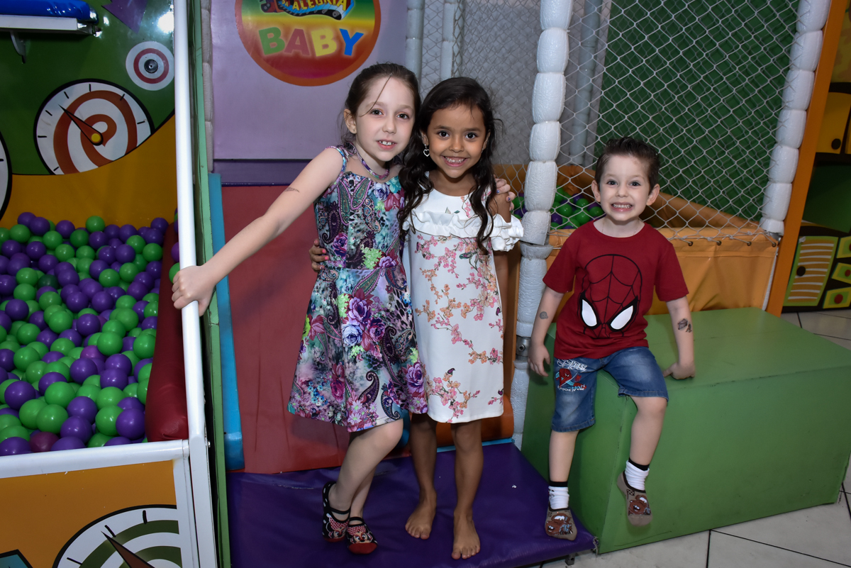 recebendo a amiga para a festa no Buffet Fábrica da Alegria, Osasco, São Paulo, tema da festa, meu malvado favorito