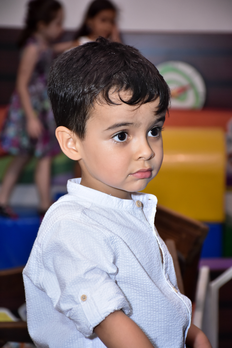 brincando no simulador de corridas no Buffet Fábrica da Alegria, Osasco, São Paulo, tema da festa, meu malvado favorito