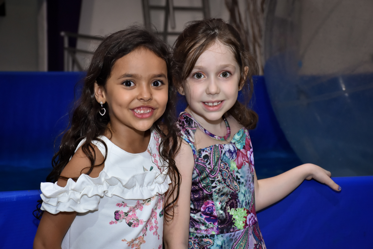 brincando com a amiga no Buffet Fábrica da Alegria, Osasco, São Paulo, tema da festa, meu malvado favorito