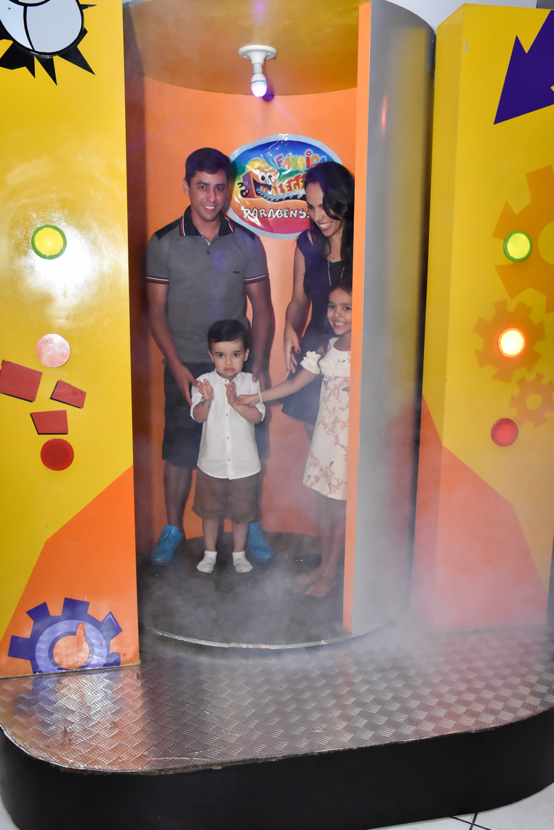 saindo da máquina do parabéns no Buffet Fábrica da Alegria, Osasco, São Paulo, tema da festa, meu malvado favorito