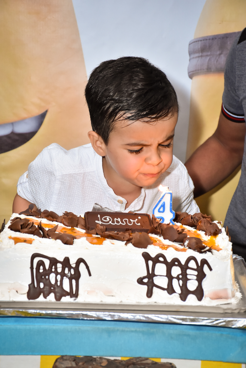 assoprando a vela do bolo no Buffet Fábrica da Alegria, Osasco, São Paulo, tema da festa, meu malvado favorito