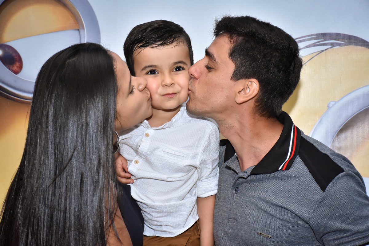 beijinho sanduiche no aniversariante no Buffet Fábrica da Alegria, Osasco, São Paulo, tema da festa, meu malvado favorito