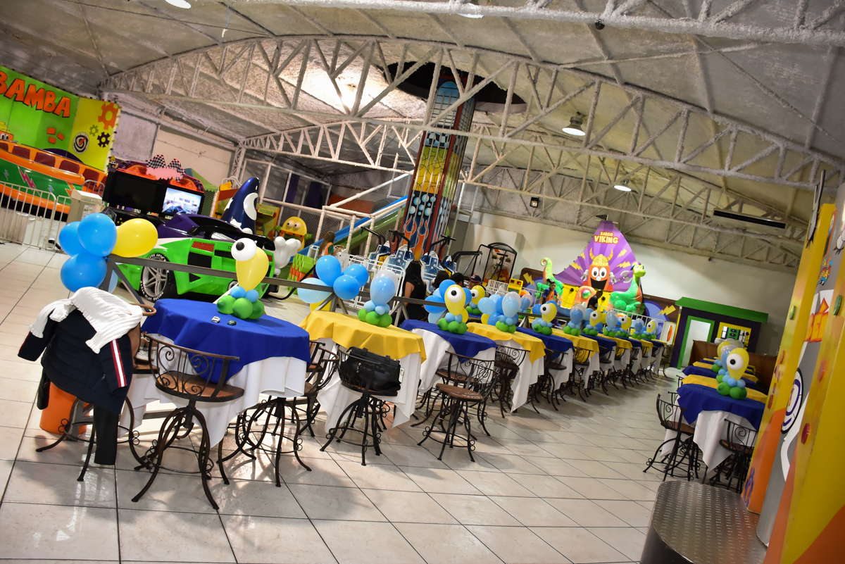 decoração feita com bexigas no Buffet Fábrica da Alegria, Osasco, São Paulo, tema da festa, meu malvado favorito