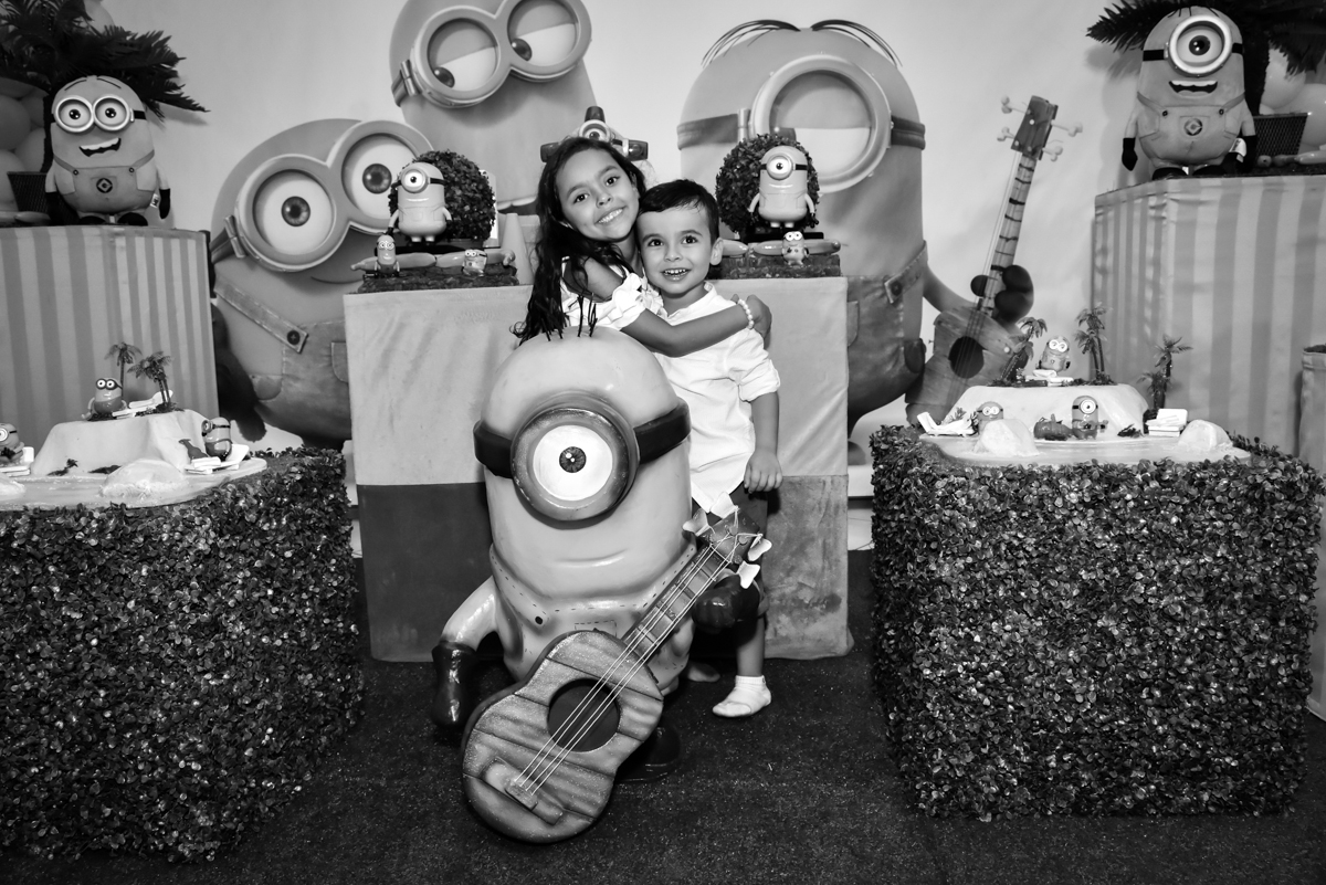 abraço gostoso dos irmãos no Buffet Fábrica da Alegria, Osasco, São Paulo, tema da festa, meu malvado favorito