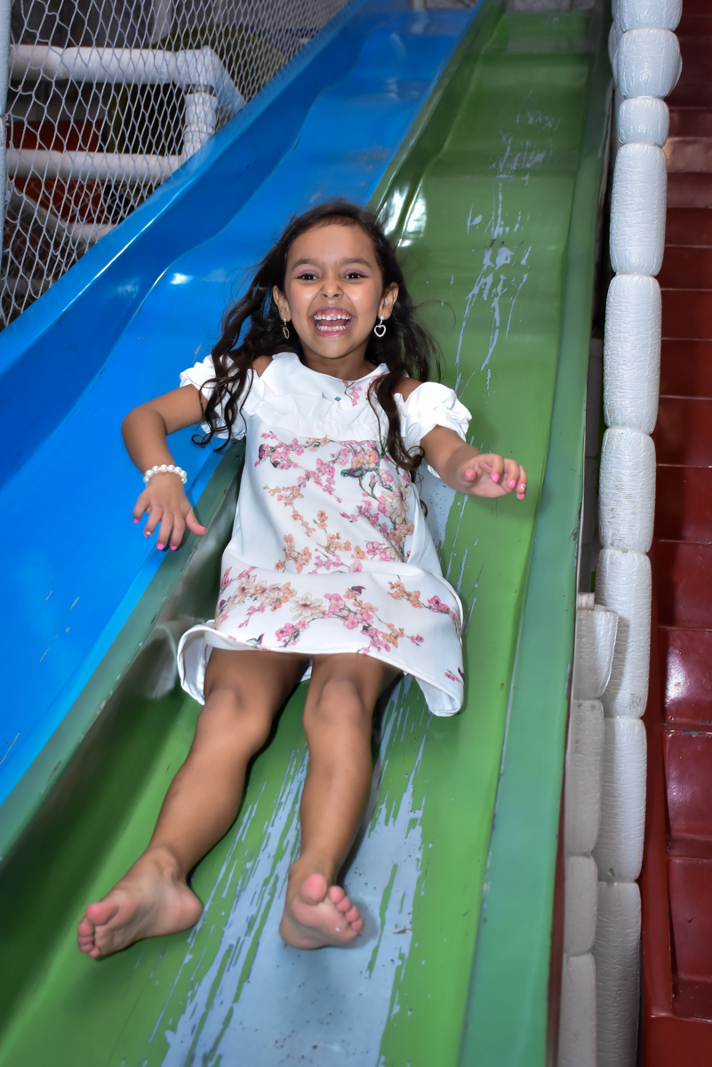 escorregador divertido no Buffet Fábrica da Alegria, Osasco, São Paulo, tema da festa, meu malvado favorito