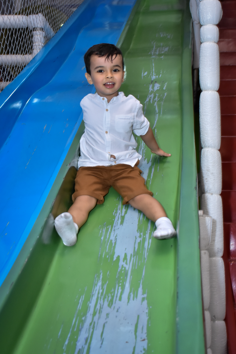 aniversariante se diverte no escorregador do Buffet Fábrica da Alegria, Osasco, São Paulo, tema da festa, meu malvado favorito