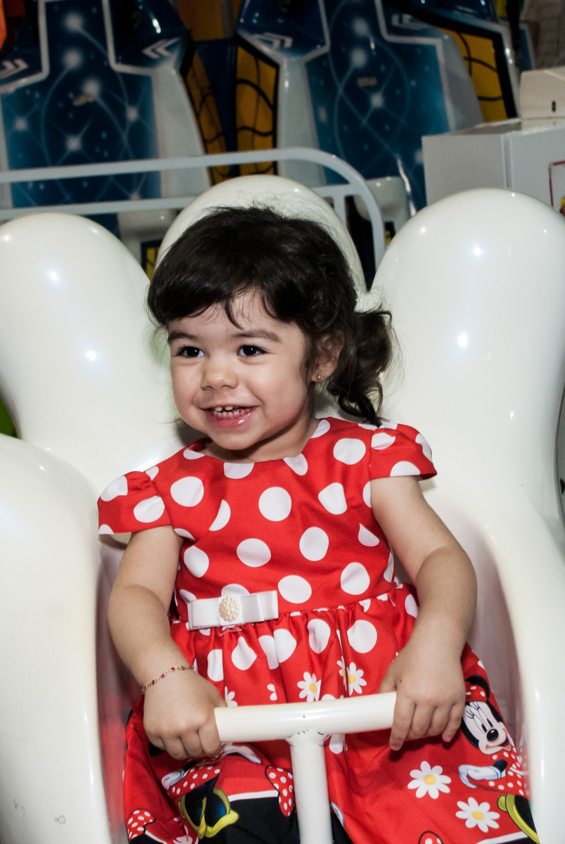 aniversariante se diverte no carrossel no Buffet Fábrica da Alegria, Osasco, São Paulo, aniversário de Isabela 2 aninho tema da da festa minie vermelha