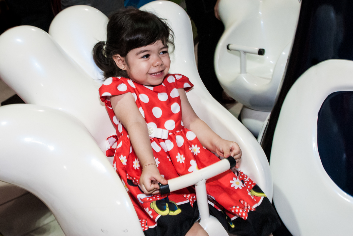 sorrisos no brinquedo carrossel no Buffet Fábrica da Alegria, Osasco, São Paulo, aniversário de Isabela 2 aninho tema da da festa minie vermelha