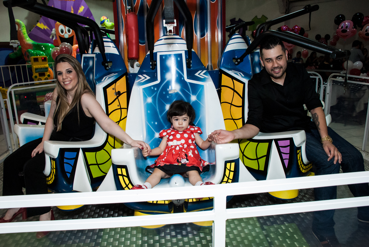a família se diverte no brinquedo elevador no Buffet Fábrica da Alegria, Osasco, São Paulo, aniversário de Isabela 2 aninho tema da da festa minie vermelha