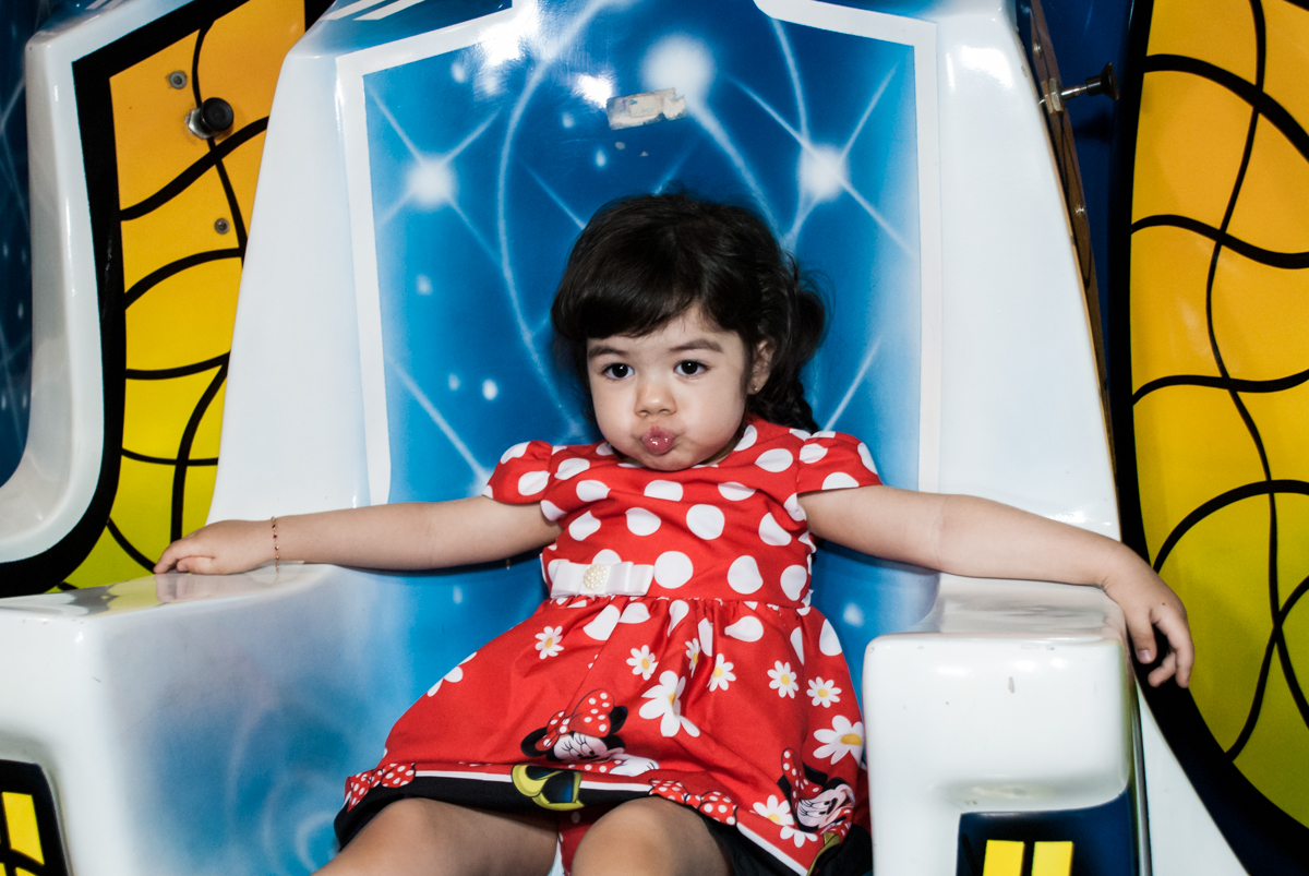 fazendo biquinho para a foto no Buffet Fábrica da Alegria, Osasco, São Paulo, aniversário de Isabela 2 aninho tema da da festa minie vermelha