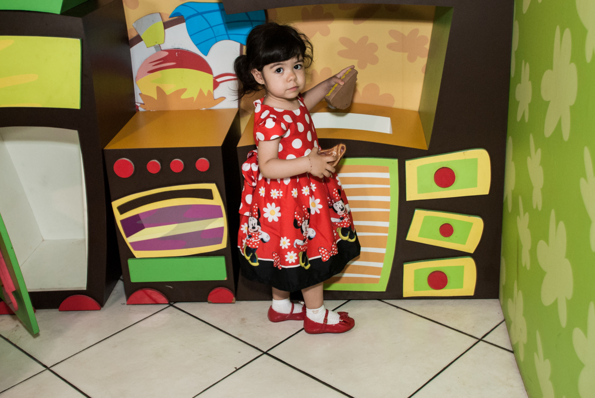 brincando no mercadinho do Buffet Fábrica da Alegria, Osasco, São Paulo, aniversário de Isabela 2 aninho tema da da festa minie vermelha