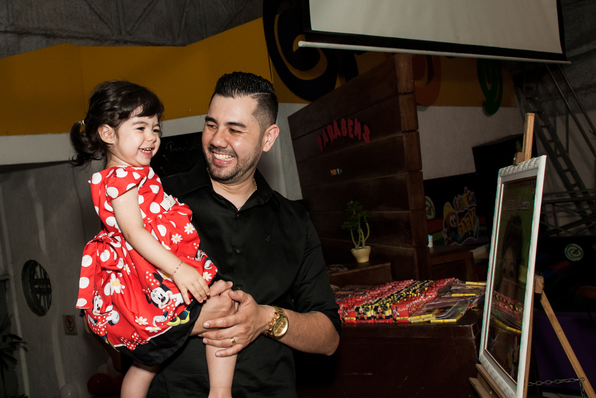 curtindo o colo do papai no Buffet Fábrica da Alegria, Osasco, São Paulo, aniversário de Isabela 2 aninho tema da da festa minie vermelha