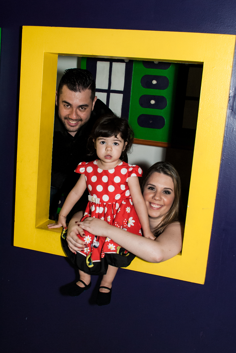 fotografia da famîlia no Buffet Fábrica da Alegria, Osasco, São Paulo, aniversário de Isabela 2 aninho tema da da festa minie vermelha