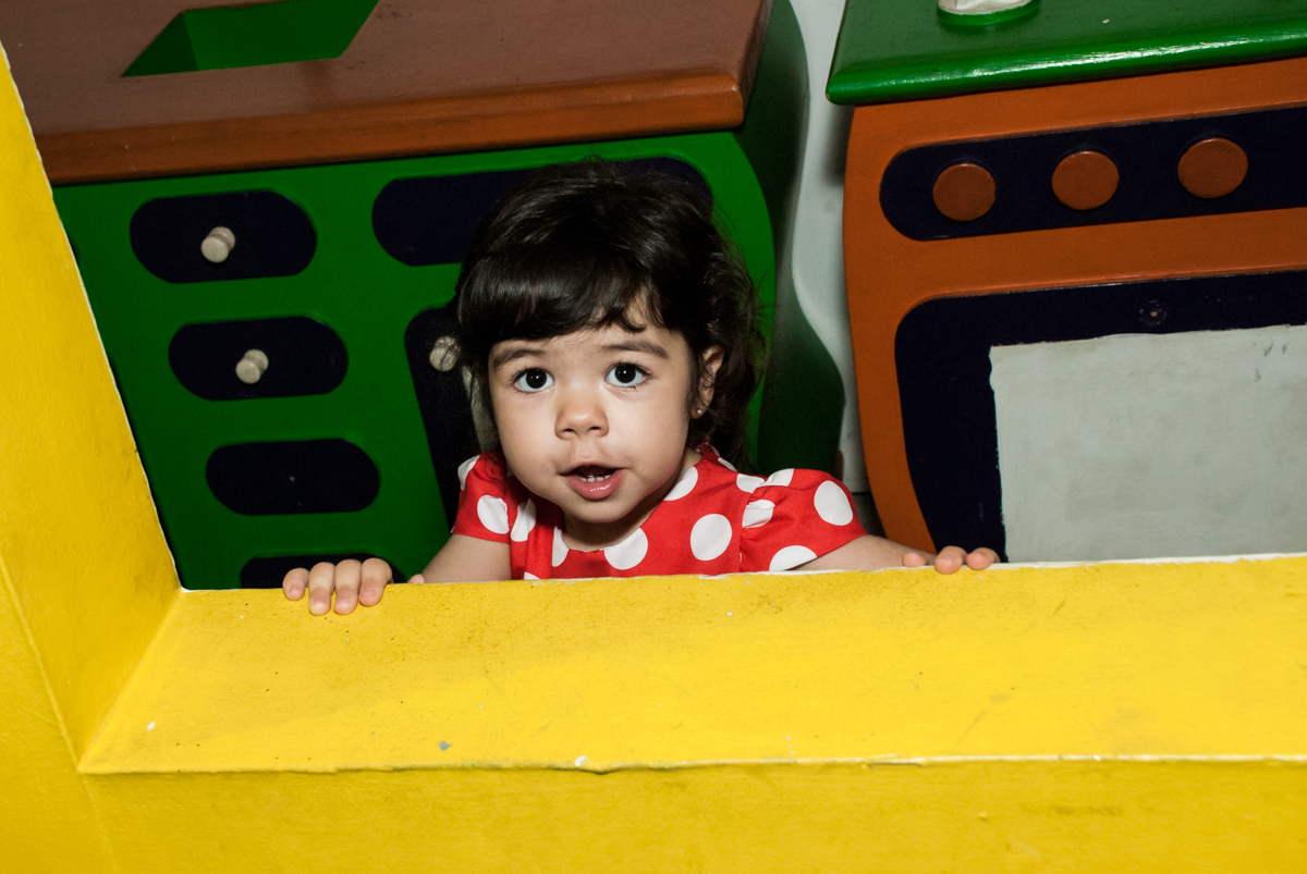 brincando na casinha de bonecas no Buffet Fábrica da Alegria, Osasco, São Paulo, aniversário de Isabela 2 aninho tema da da festa minie vermelha