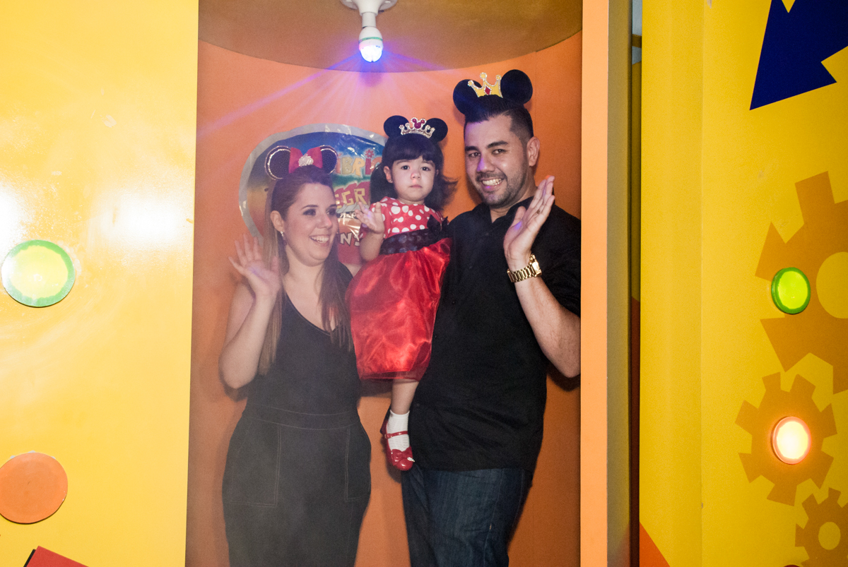 saindo da máquina do parabéns no Buffet Fábrica da Alegria, Osasco, São Paulo, aniversário de Isabela 2 aninho tema da da festa minie vermelha