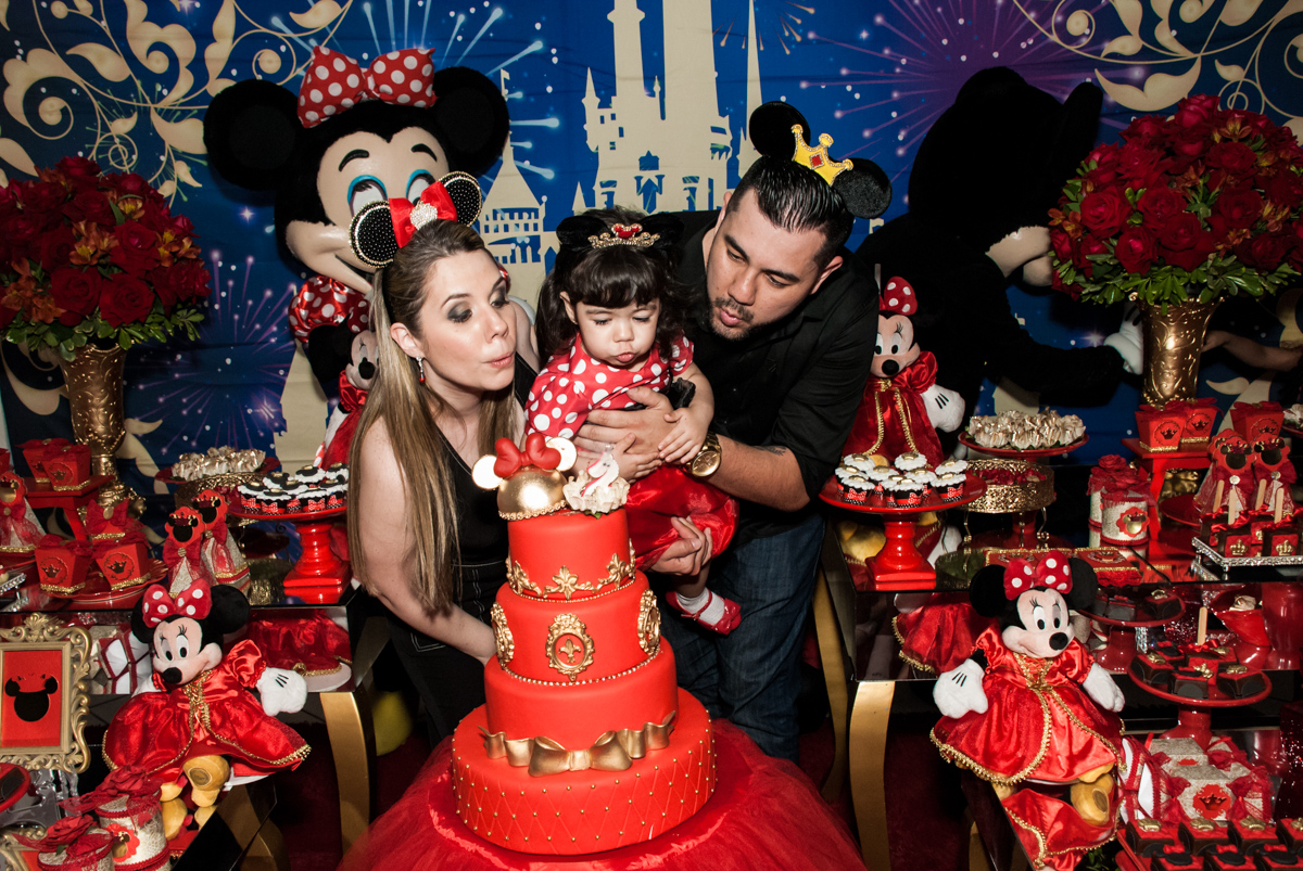 soprando a vela do bolo no Buffet Fábrica da Alegria, Osasco, São Paulo, aniversário de Isabela 2 aninho tema da da festa minie vermelha