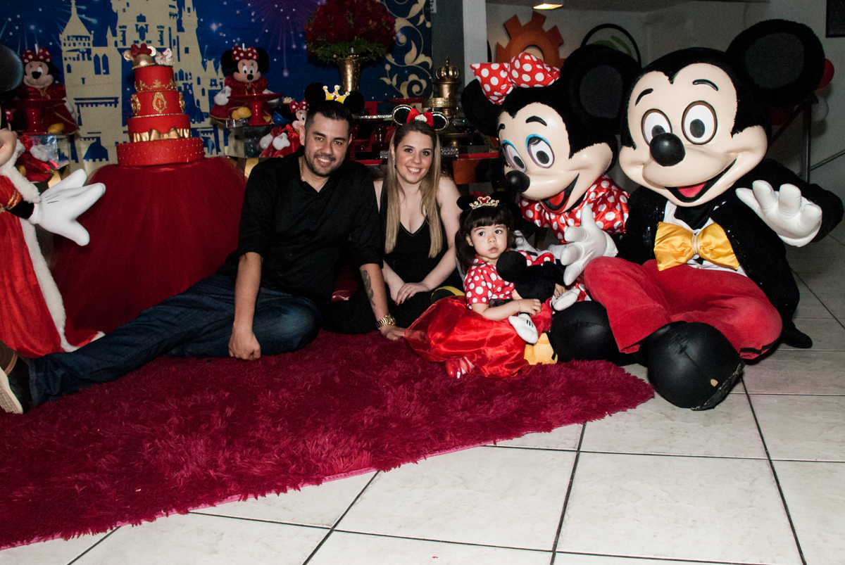 foto da família com o mickey e a minie no Buffet Fábrica da Alegria, Osasco, São Paulo, aniversário de Isabela 2 aninho tema da da festa minie vermelha