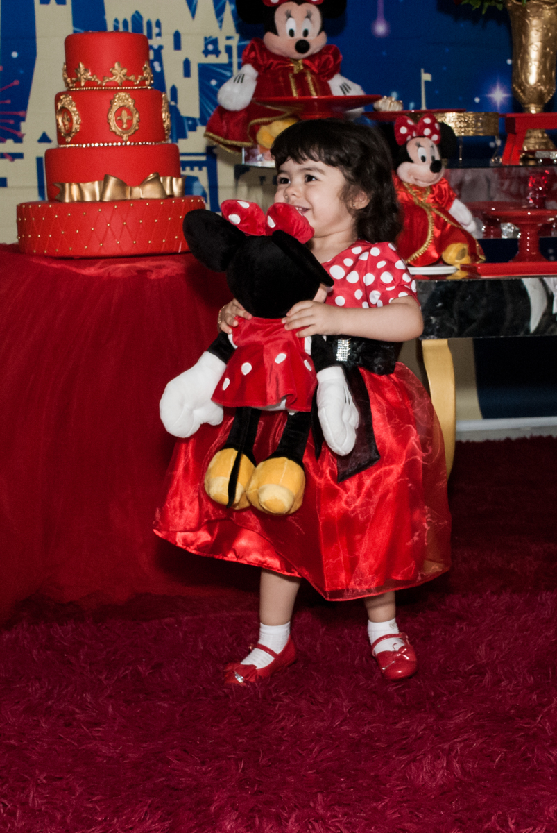 carinho da aniversadiante com a minie no