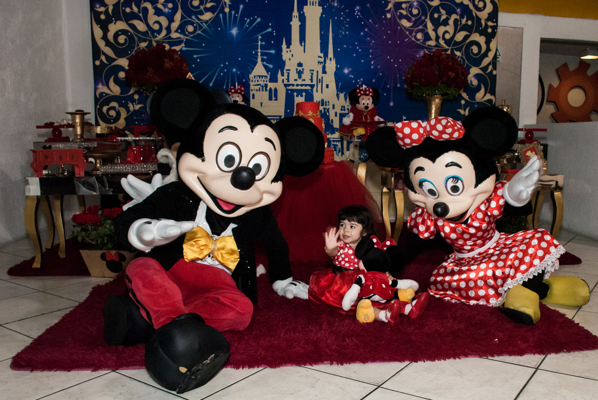 brincando com a minie e o mickey no Buffet Fábrica da Alegria, Osasco, São Paulo, aniversário de Isabela 2 aninho tema da da festa minie vermelha