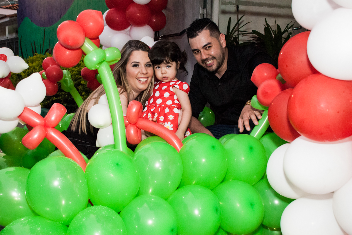 fotografia da família no arco de bexigas no Buffet Fábrica da Alegria, Osasco, São Paulo, aniversário de Isabela 2 aninho tema da da festa minie vermelha