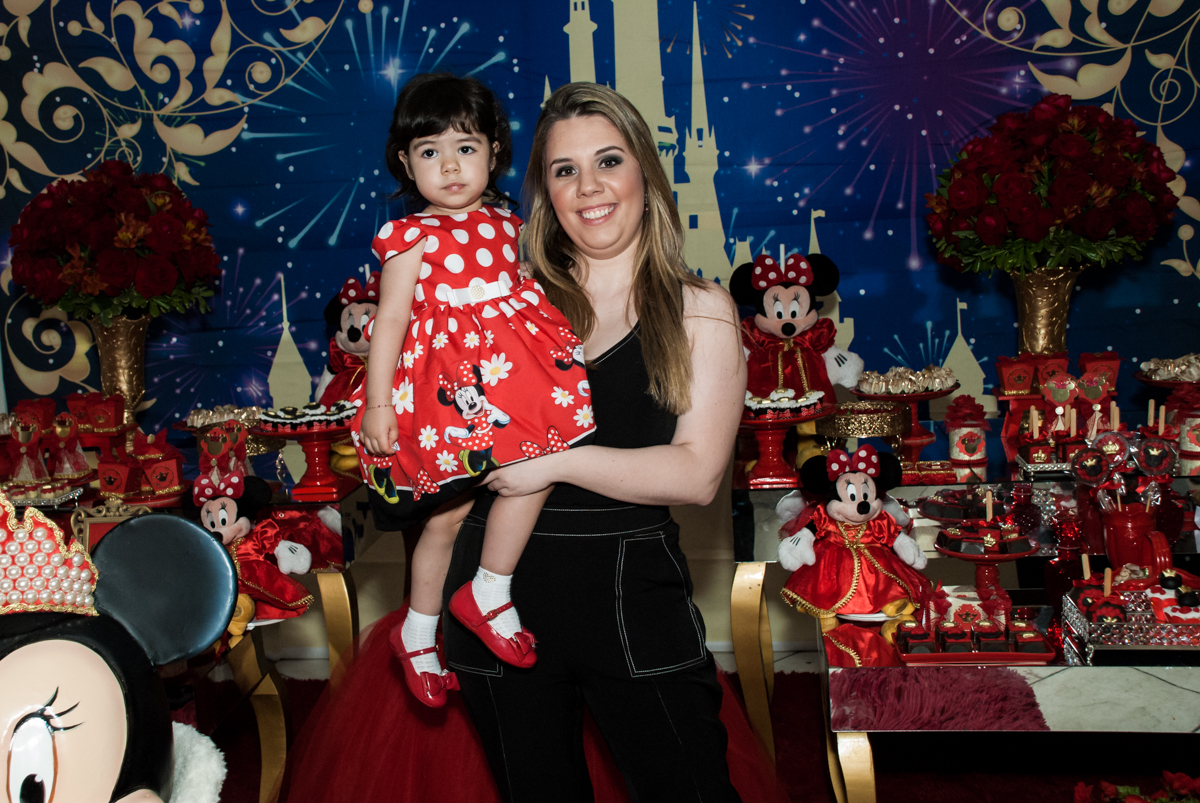 fotografia mãe e filha no Buffet Fábrica da Alegria, Osasco, São Paulo, aniversário de Isabela 2 aninho tema da da festa minie vermelha