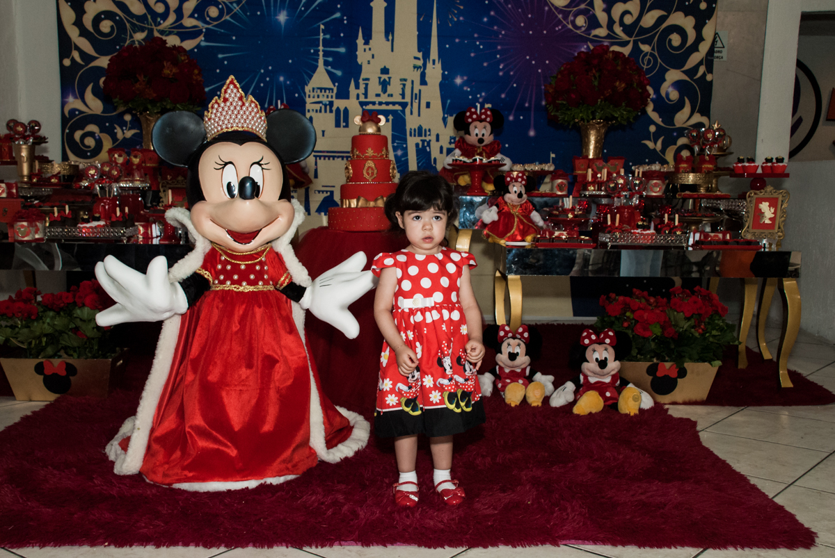 princesinha posa para a foto n0 Buffet Fábrica da Alegria, Osasco, São Paulo, aniversário de Isabela 2 aninho tema da da festa minie vermelha