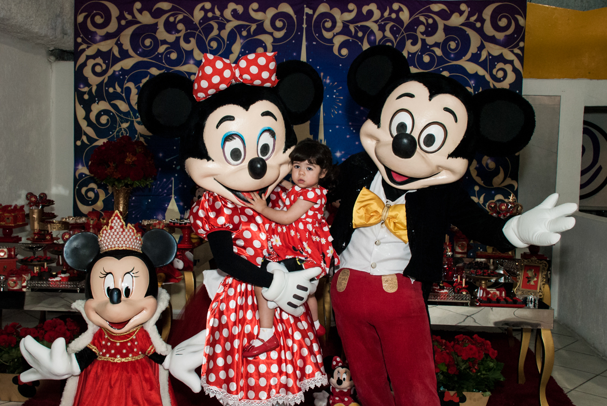 chegada dos personagens mikey e minie no Buffet Fábrica da Alegria, Osasco, São Paulo, aniversário de Isabela 2 aninho tema da da festa minie vermelha